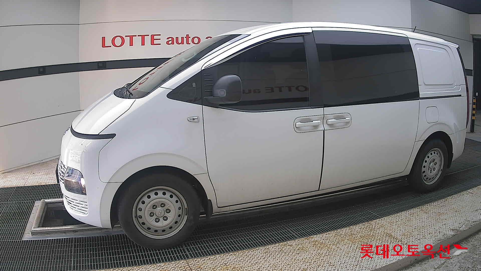 2023 - hyundai staria