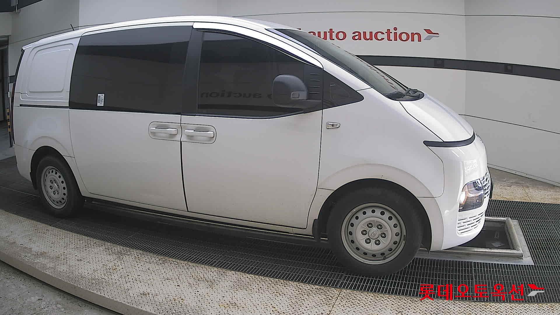 2023 - hyundai staria