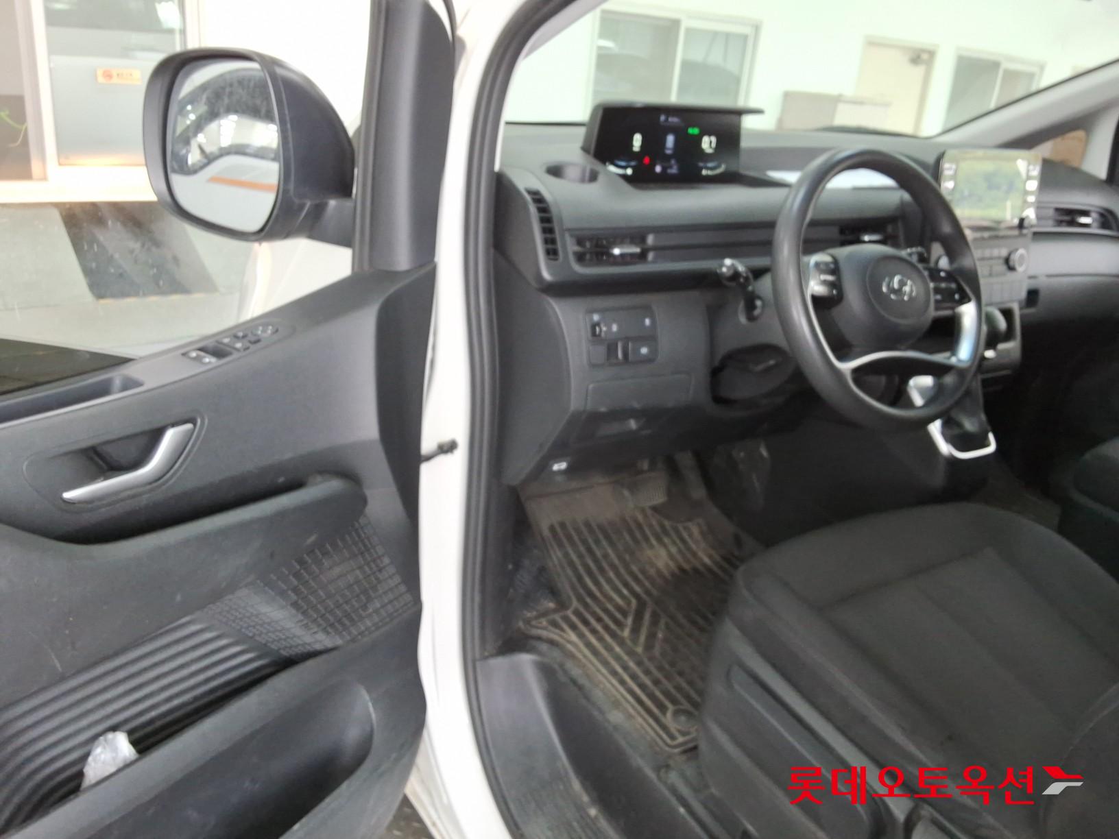 2023 - hyundai staria