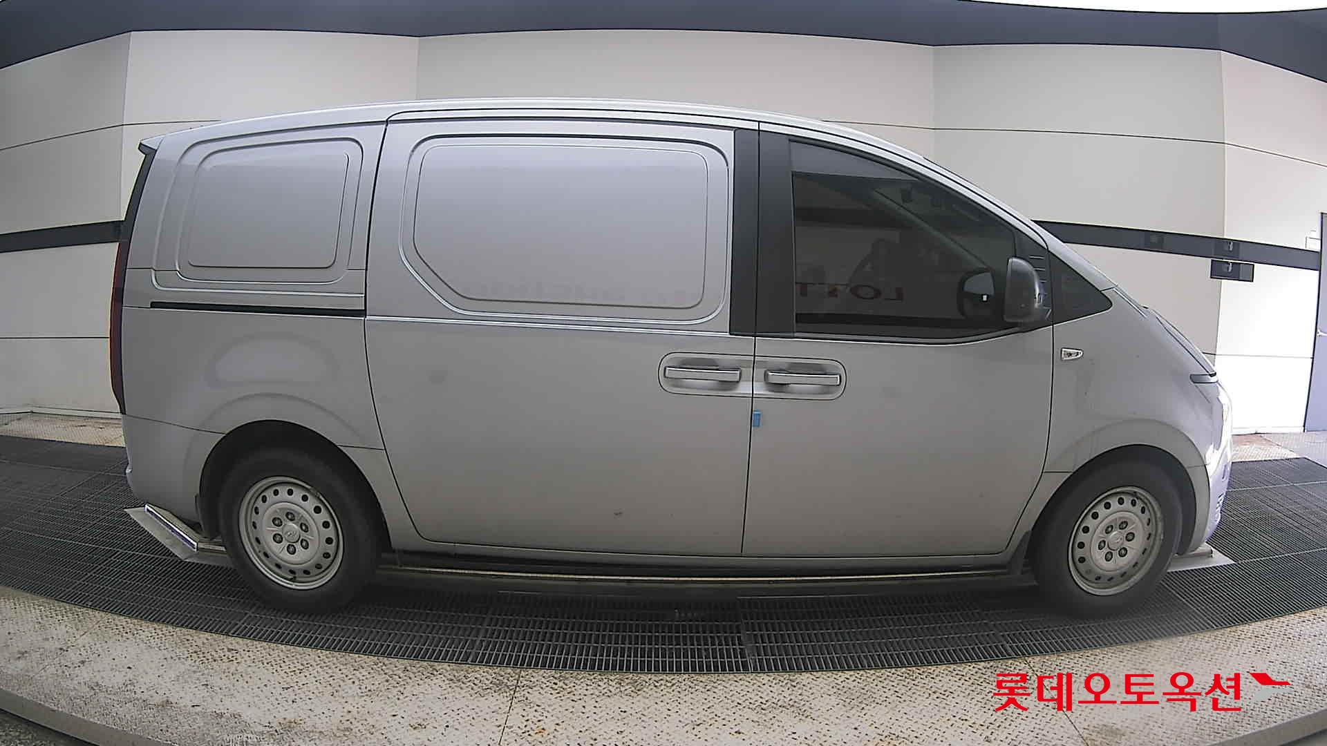 2023 - hyundai staria