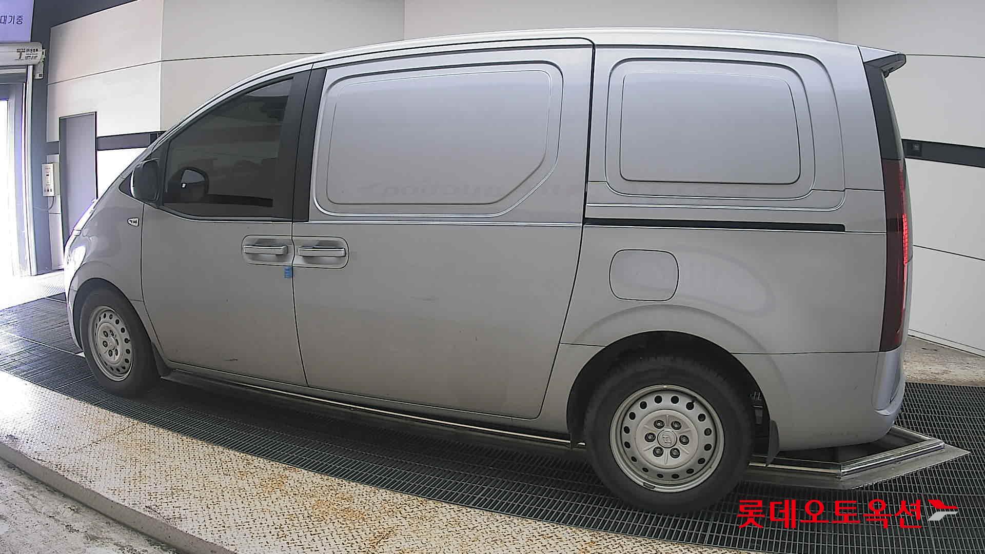 2023 - hyundai staria