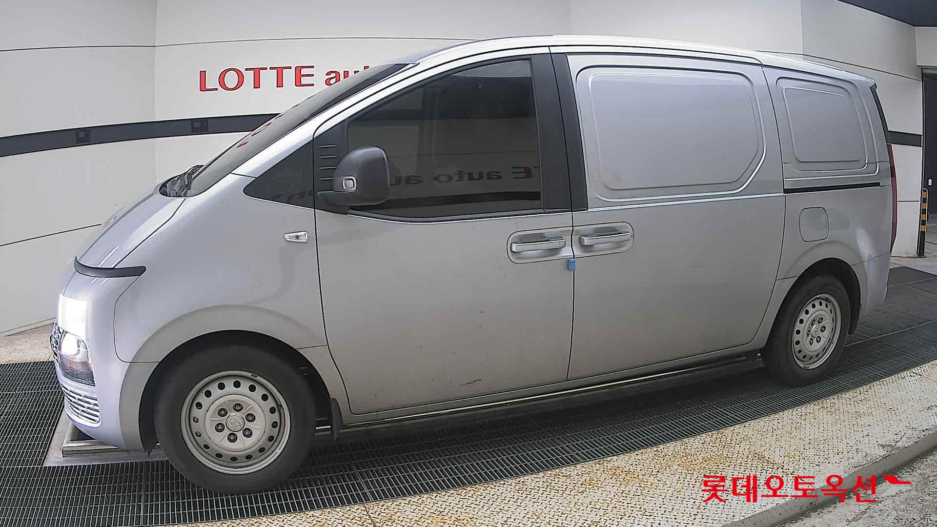 2023 - hyundai staria