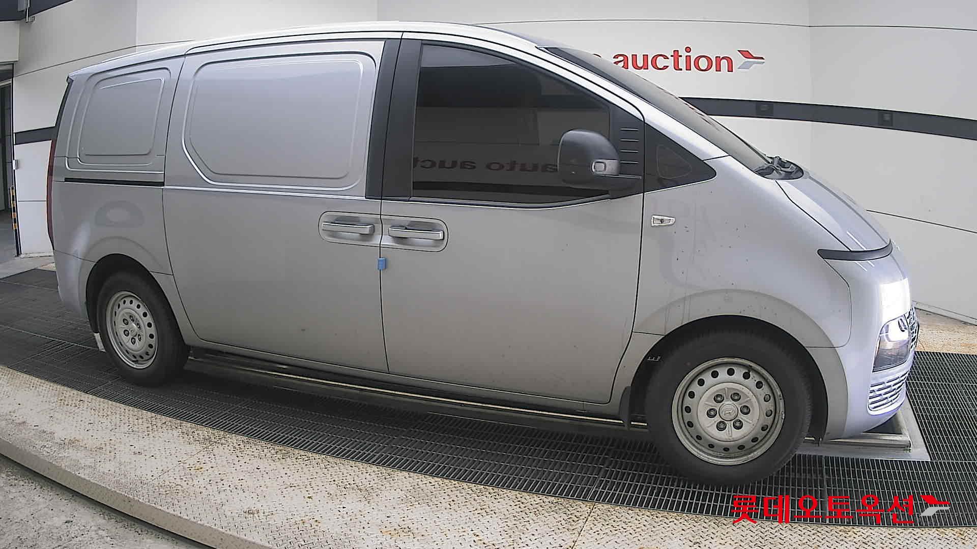 2023 - hyundai staria