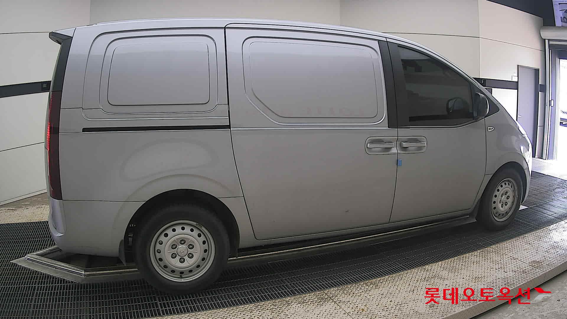 2023 - hyundai staria