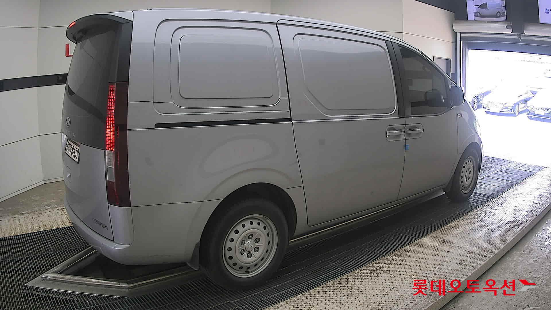 2023 - hyundai staria