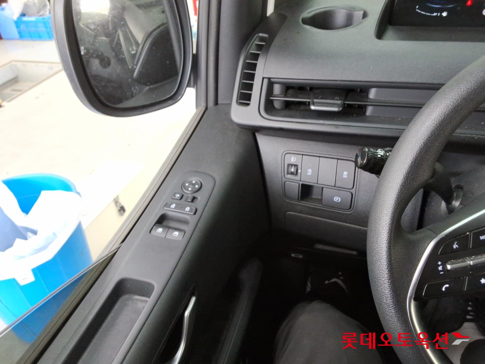 2023 - hyundai staria
