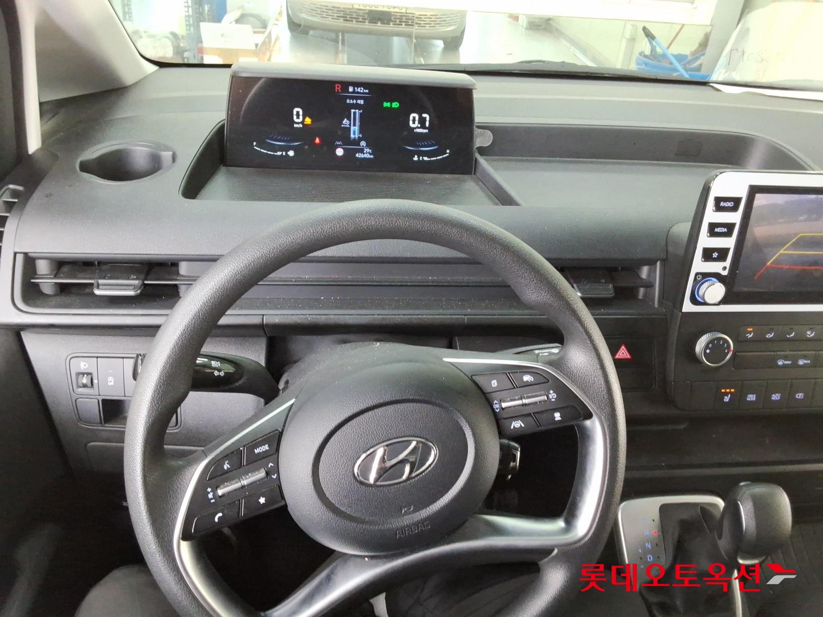 2023 - hyundai staria