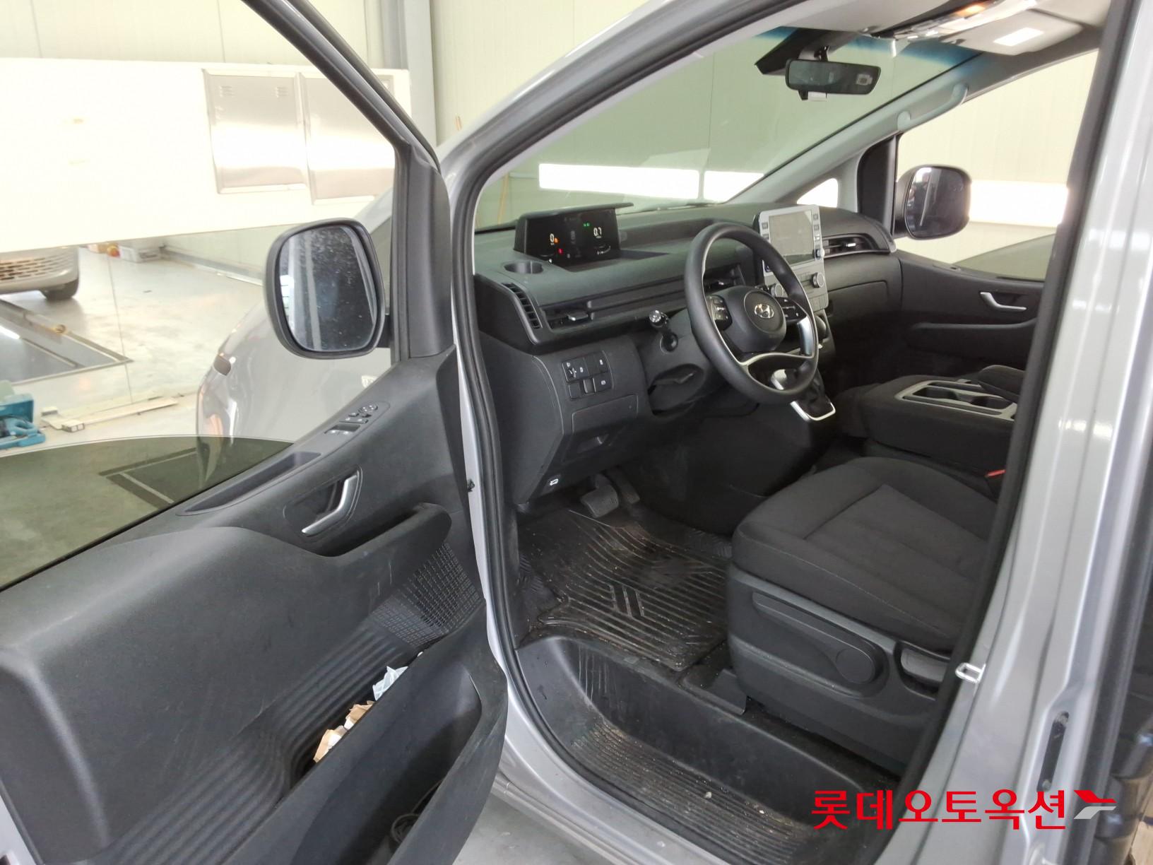 2023 - hyundai staria