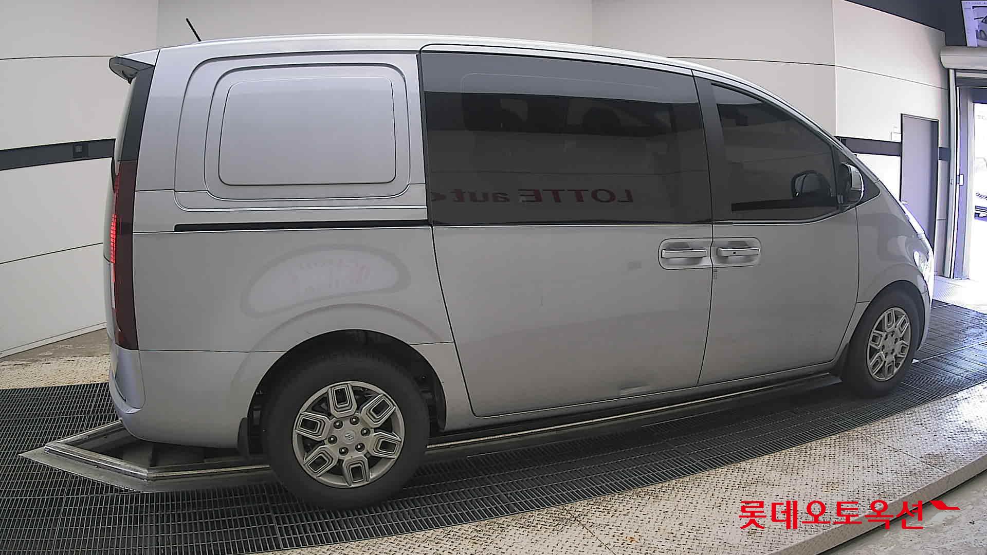 2022 - hyundai staria