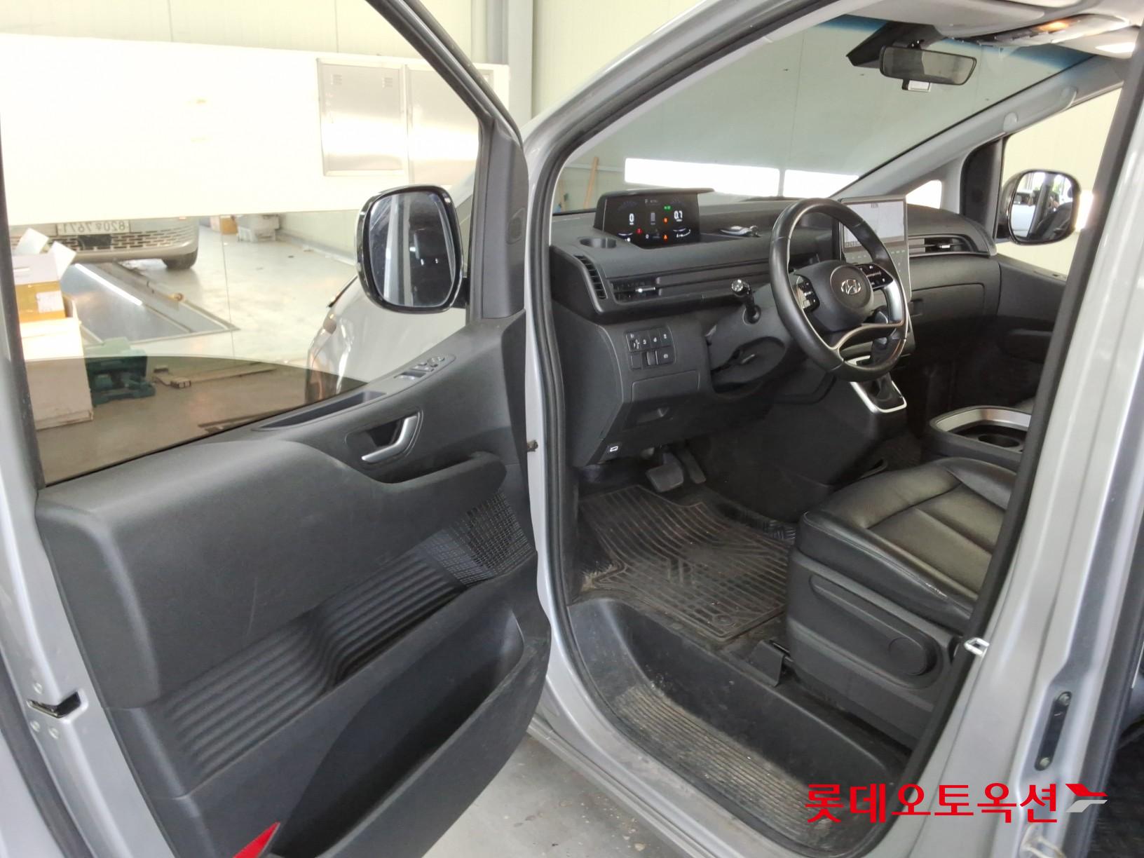 2022 - hyundai staria