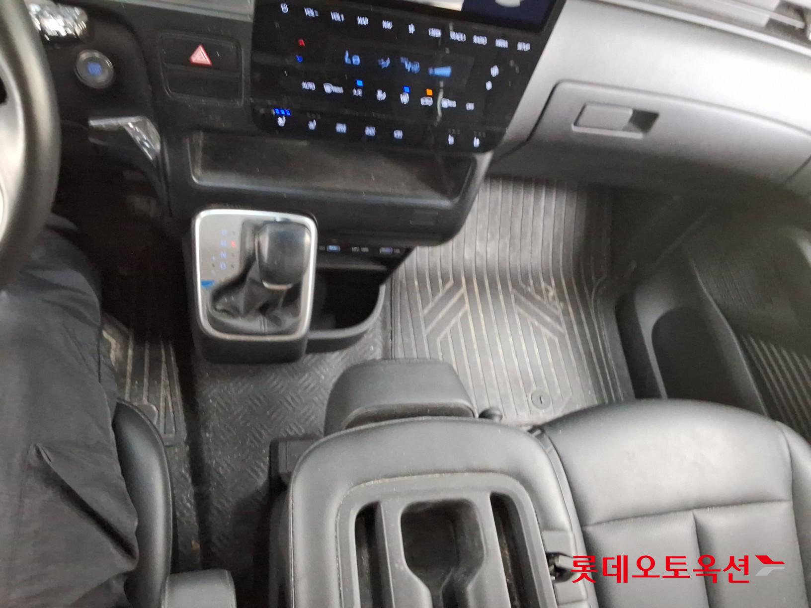 2022 - hyundai staria