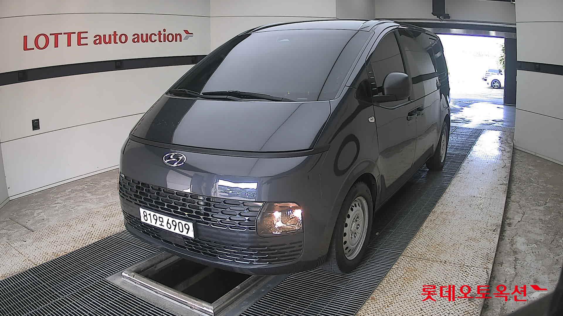 2022 - hyundai staria
