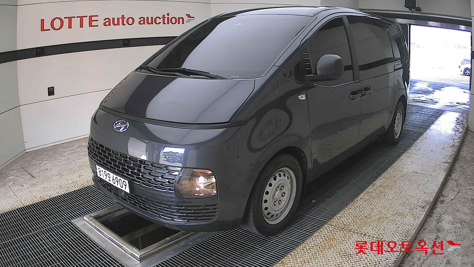 2022 - hyundai staria