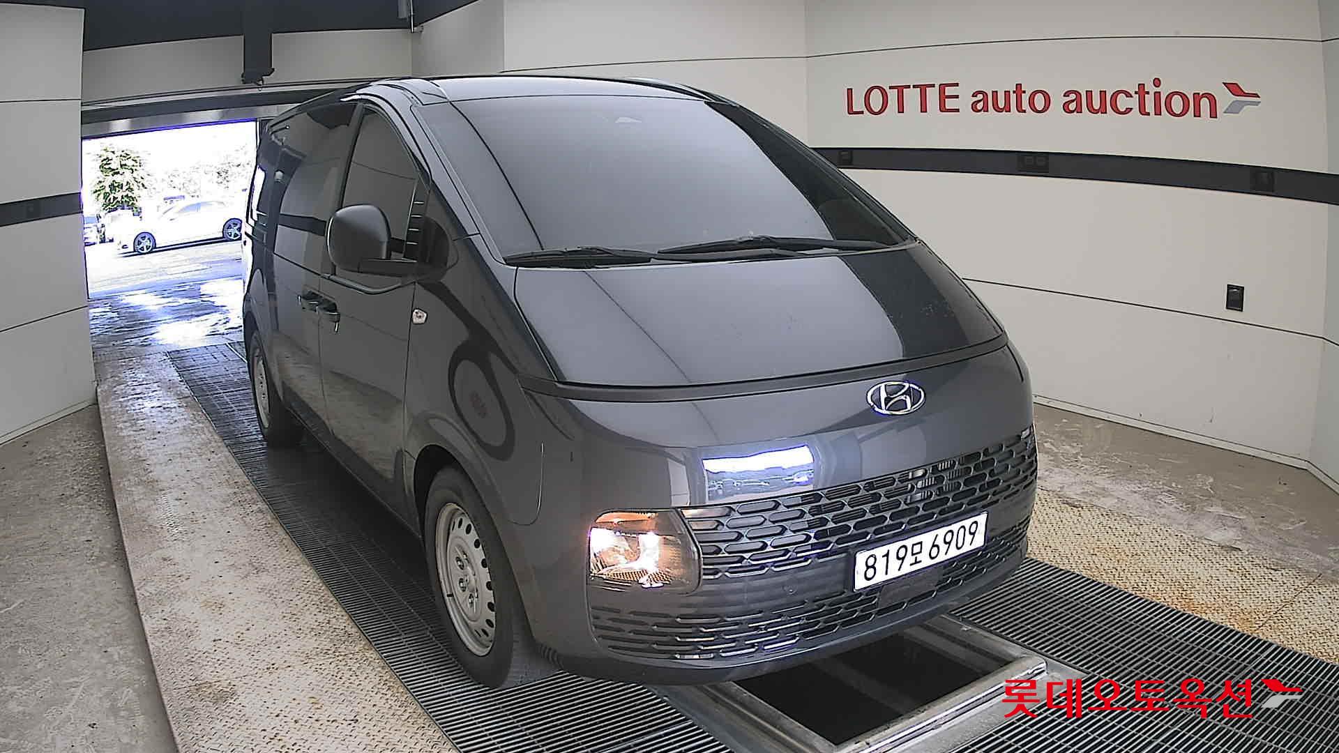 2022 - hyundai staria