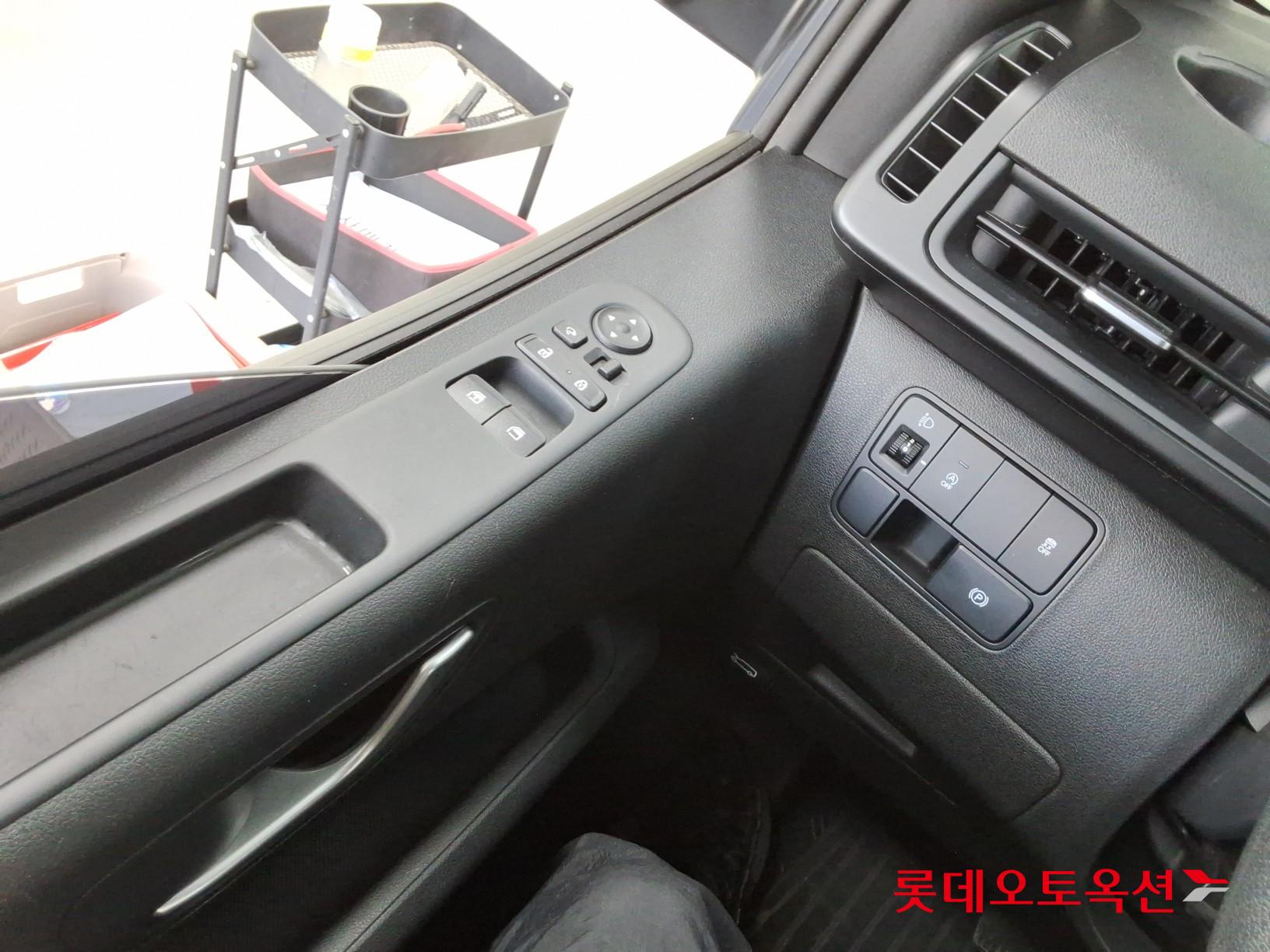 2022 - hyundai staria