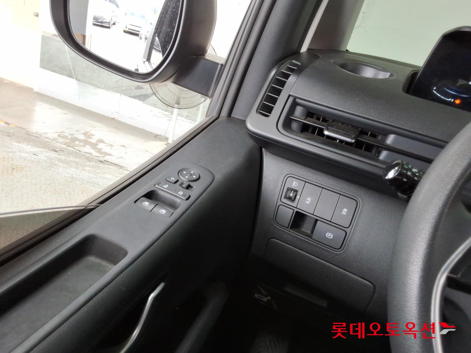 2023 - hyundai staria