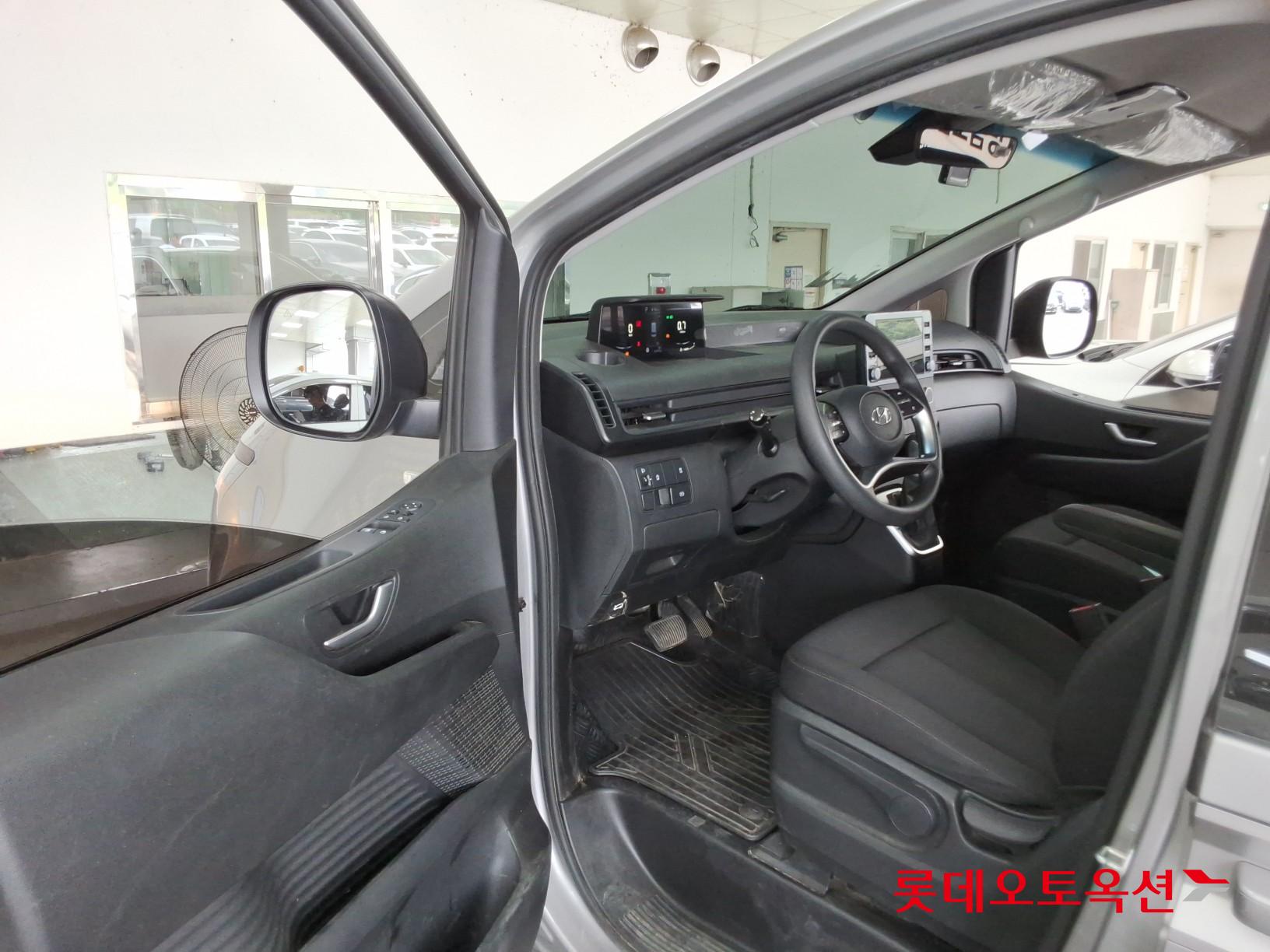 2023 - hyundai staria