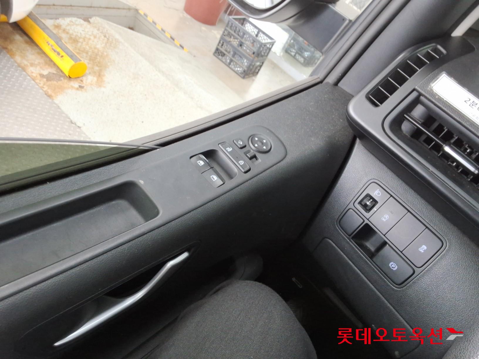 2023 - hyundai staria
