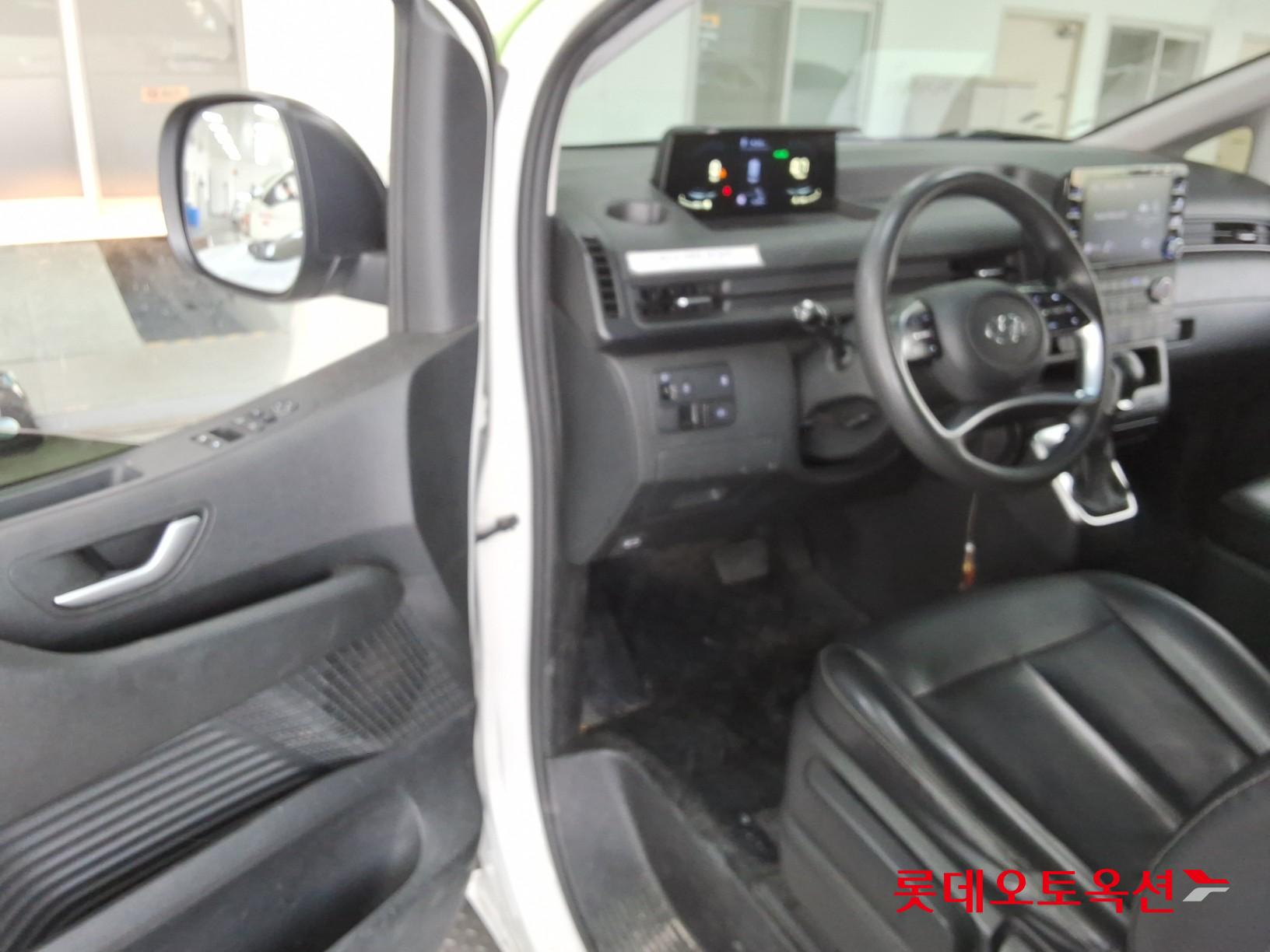 2023 - hyundai staria