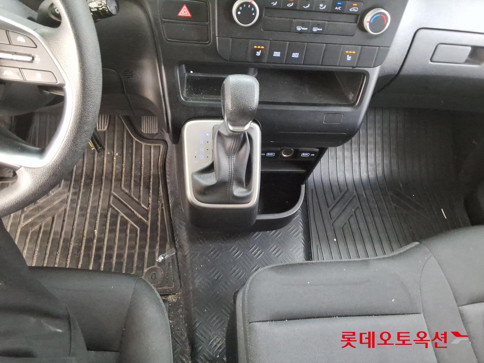 2022 - hyundai staria