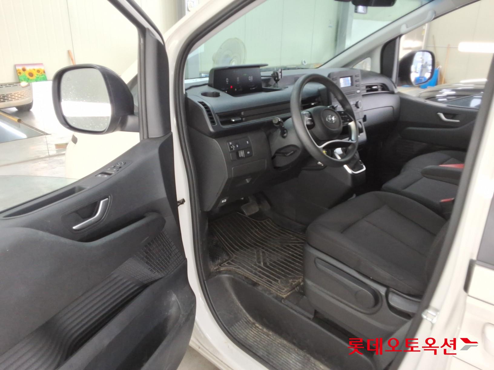 2022 - hyundai staria