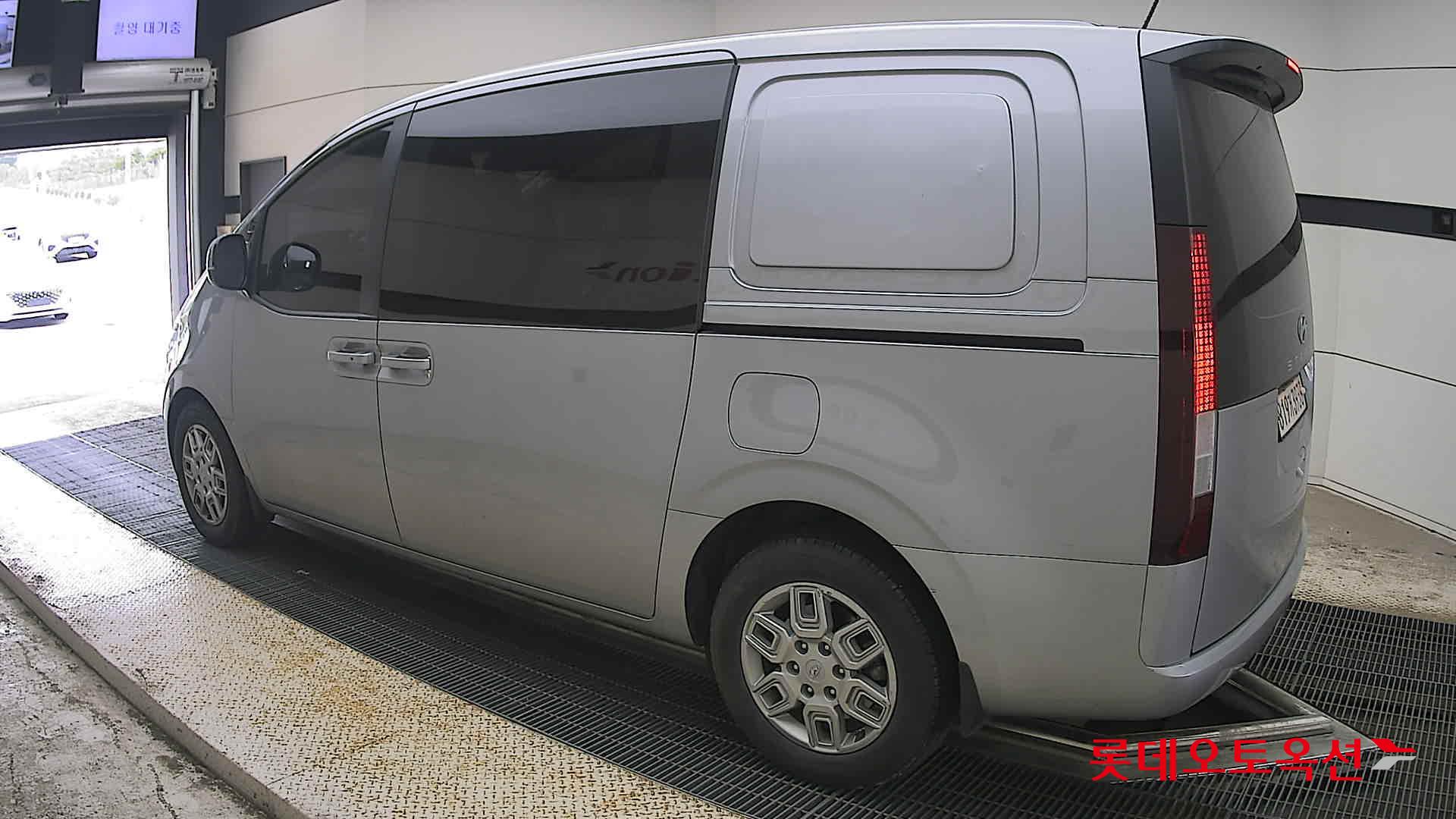 2022 - hyundai staria