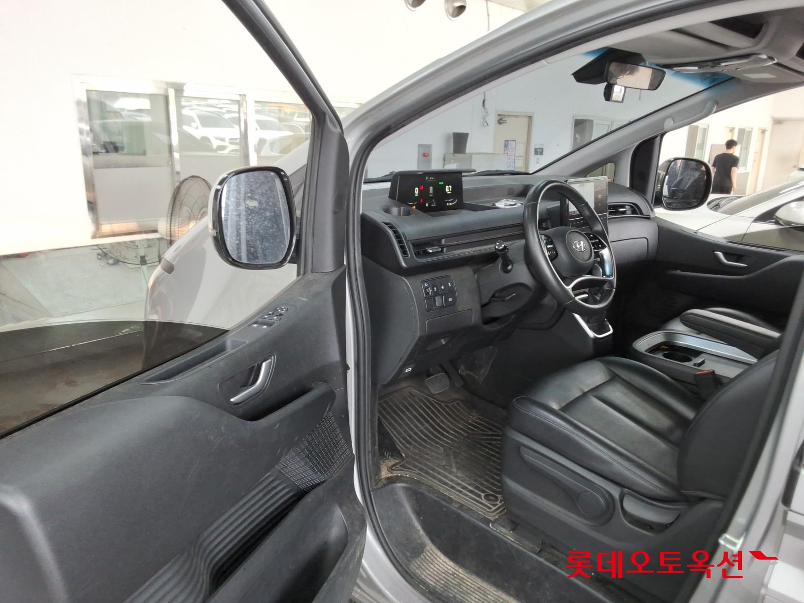 2022 - hyundai staria