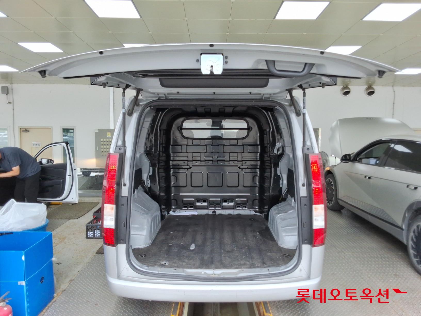 2022 - hyundai staria
