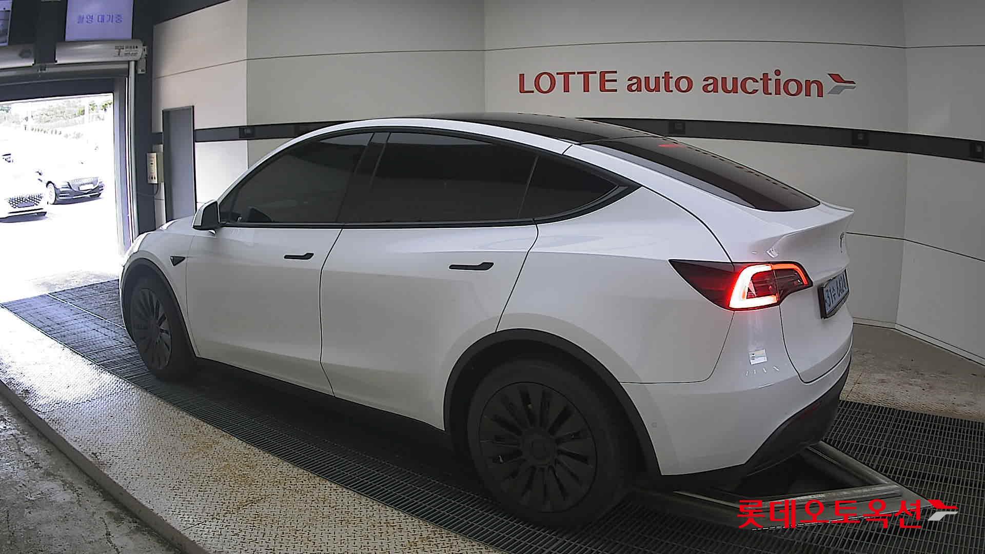 2021 - tesla model y