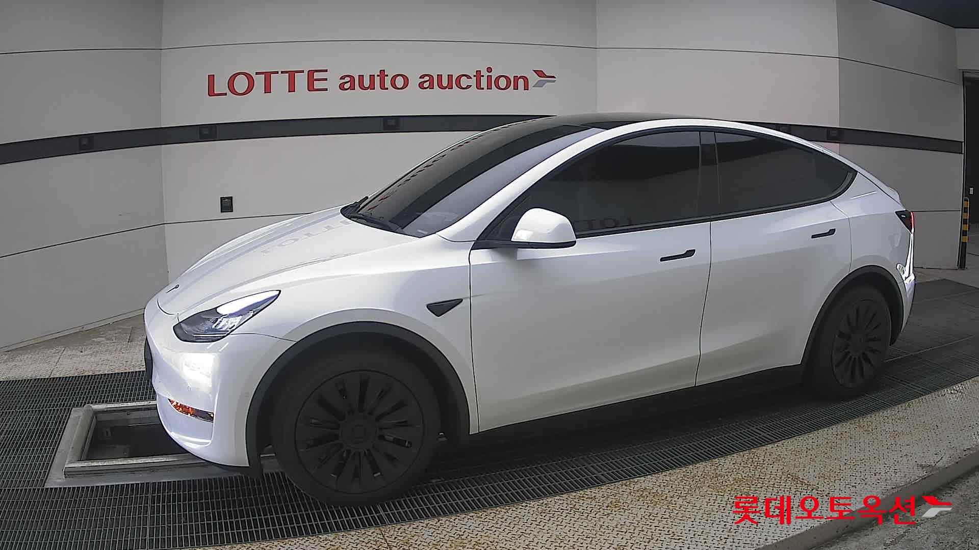 2021 - tesla model y
