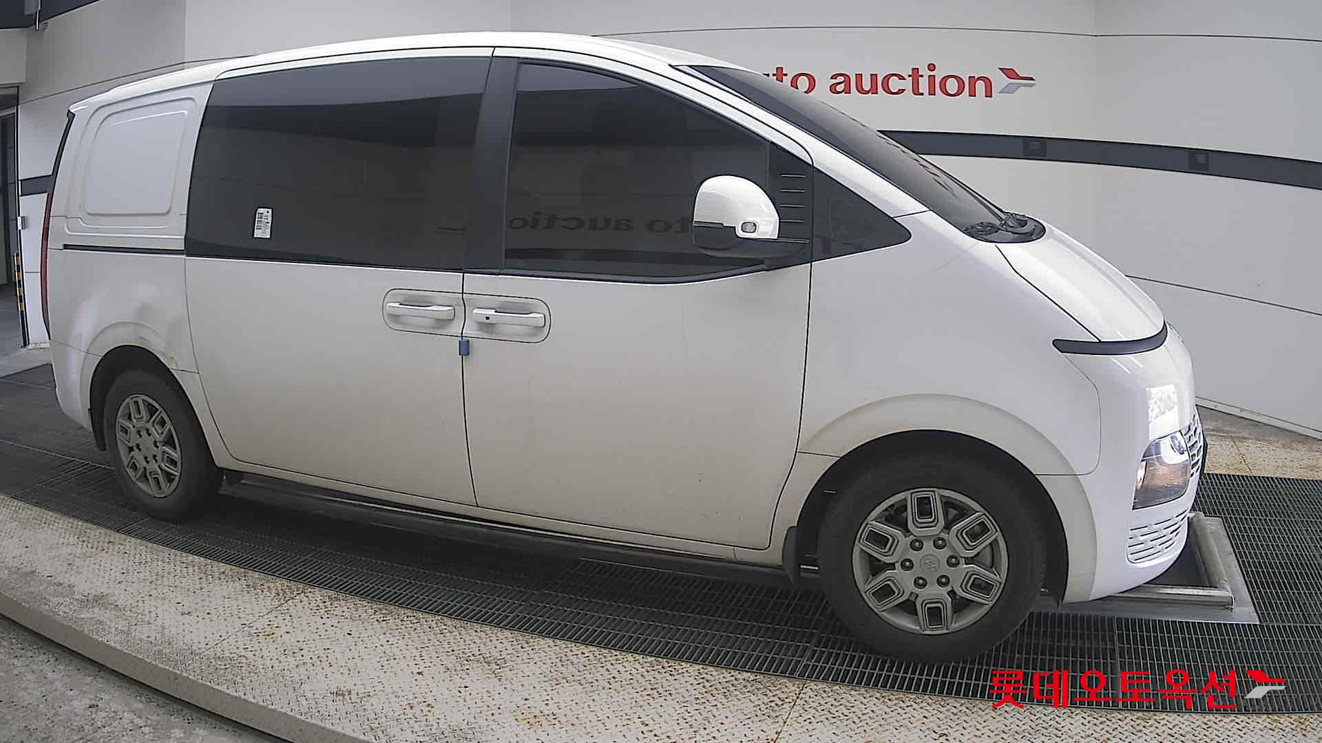 2022 - hyundai staria