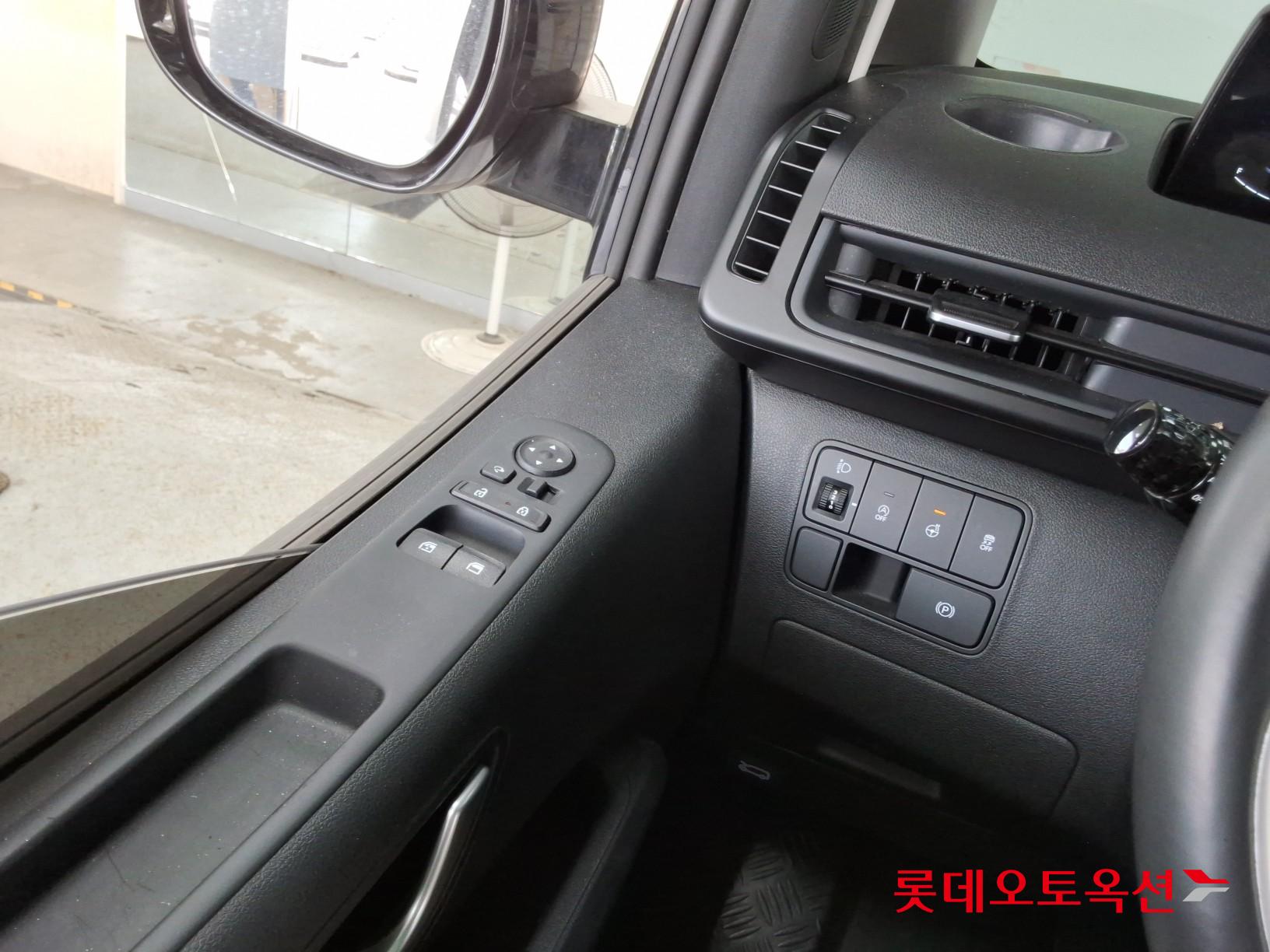 2022 - hyundai staria