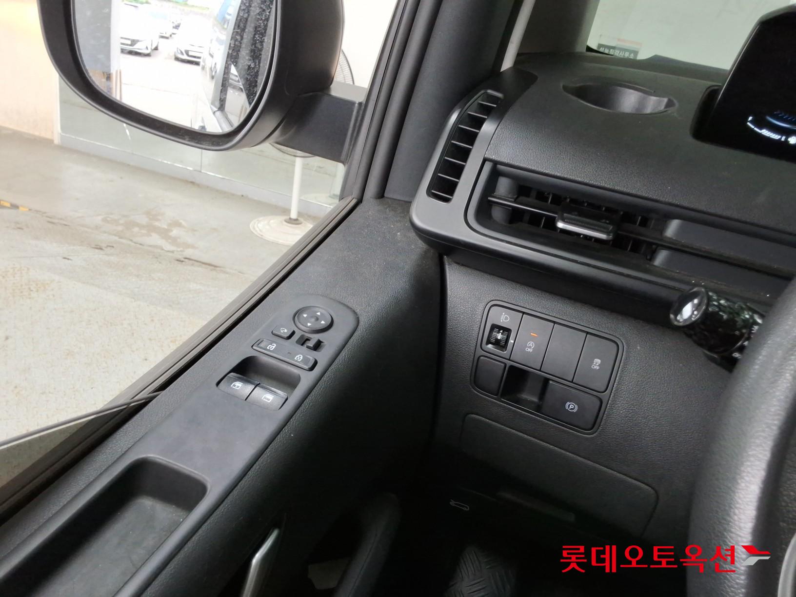 2023 - hyundai staria