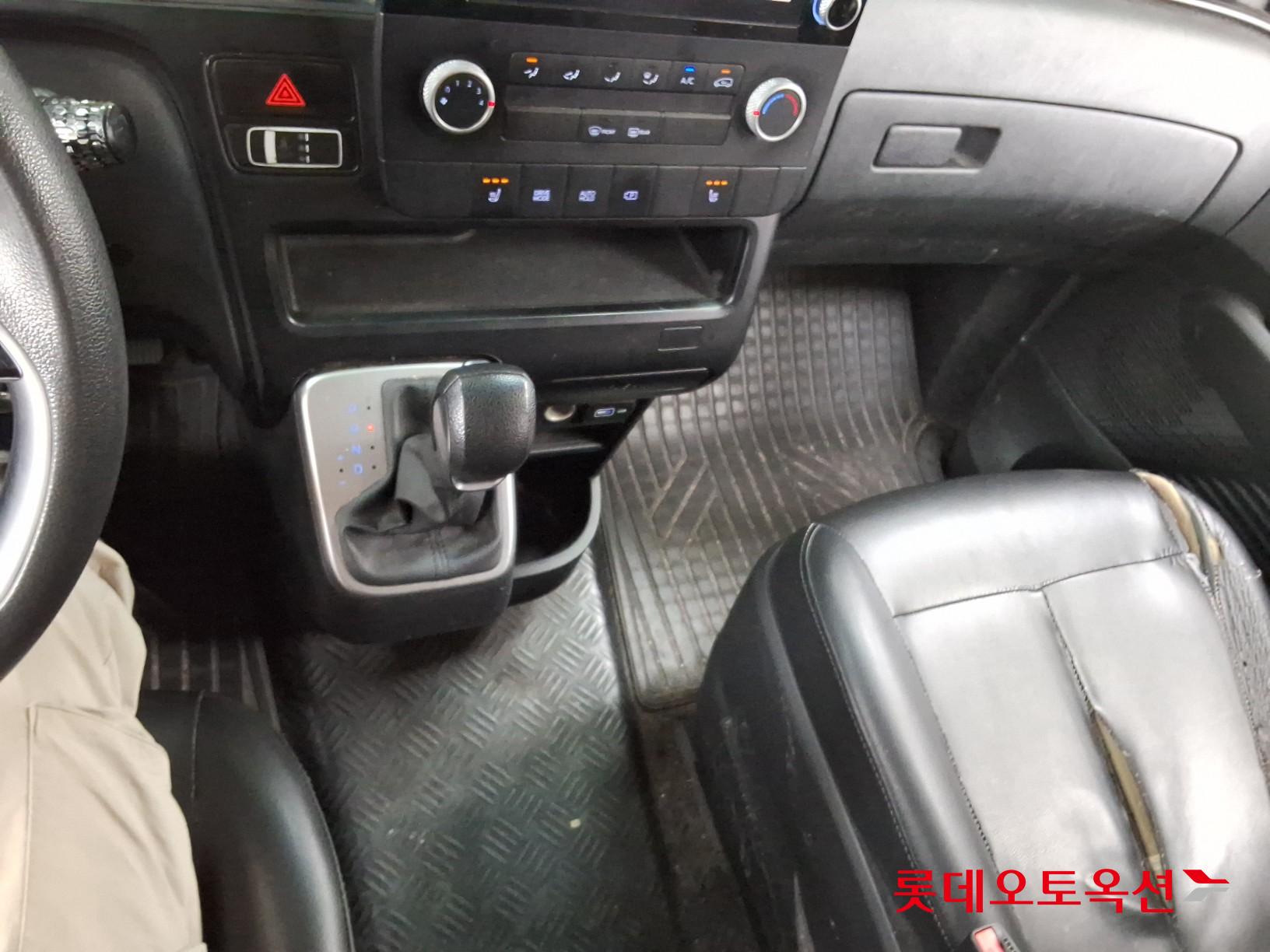 2023 - hyundai staria