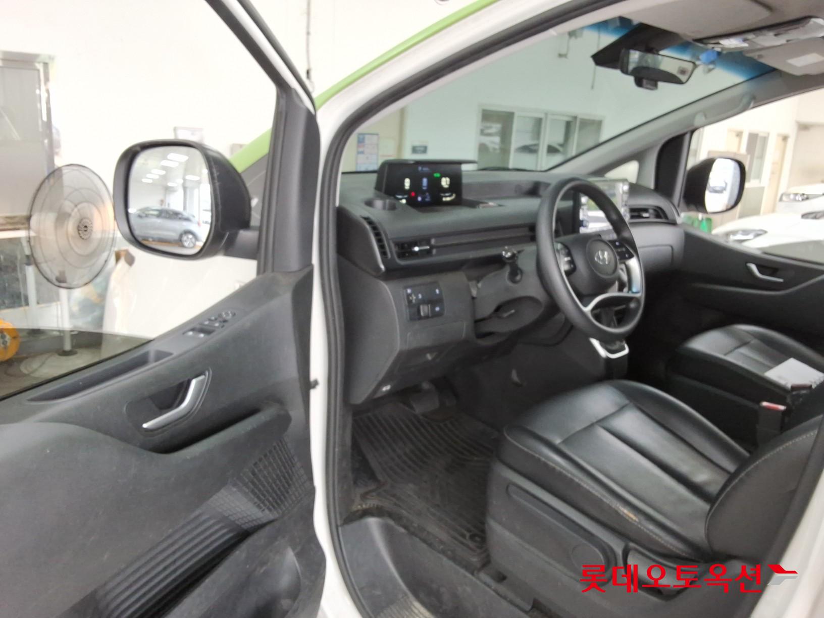 2023 - hyundai staria