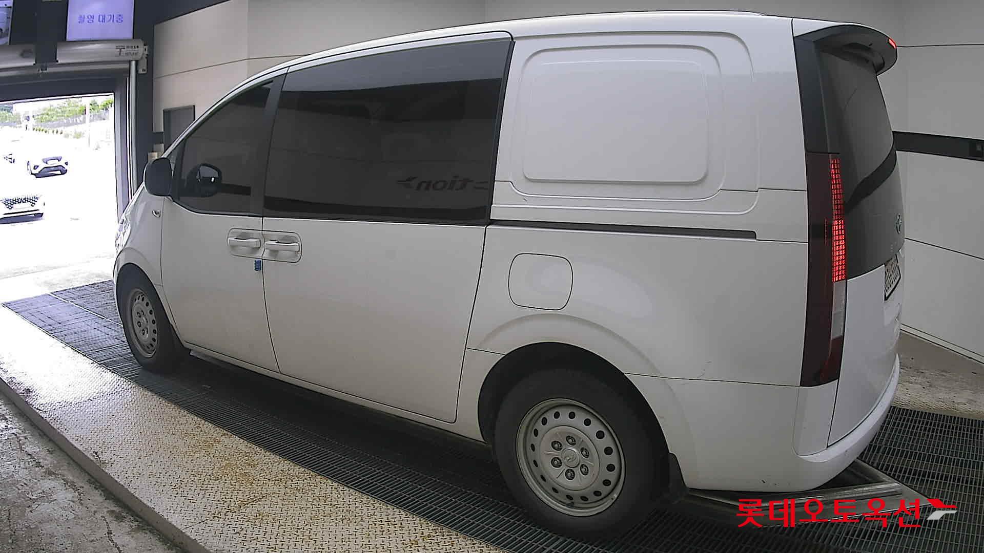 2023 - hyundai staria