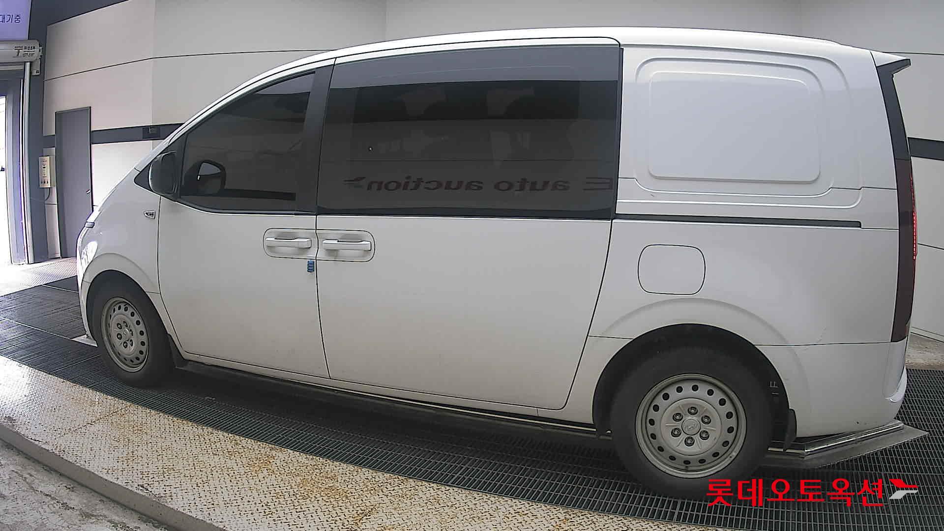 2023 - hyundai staria