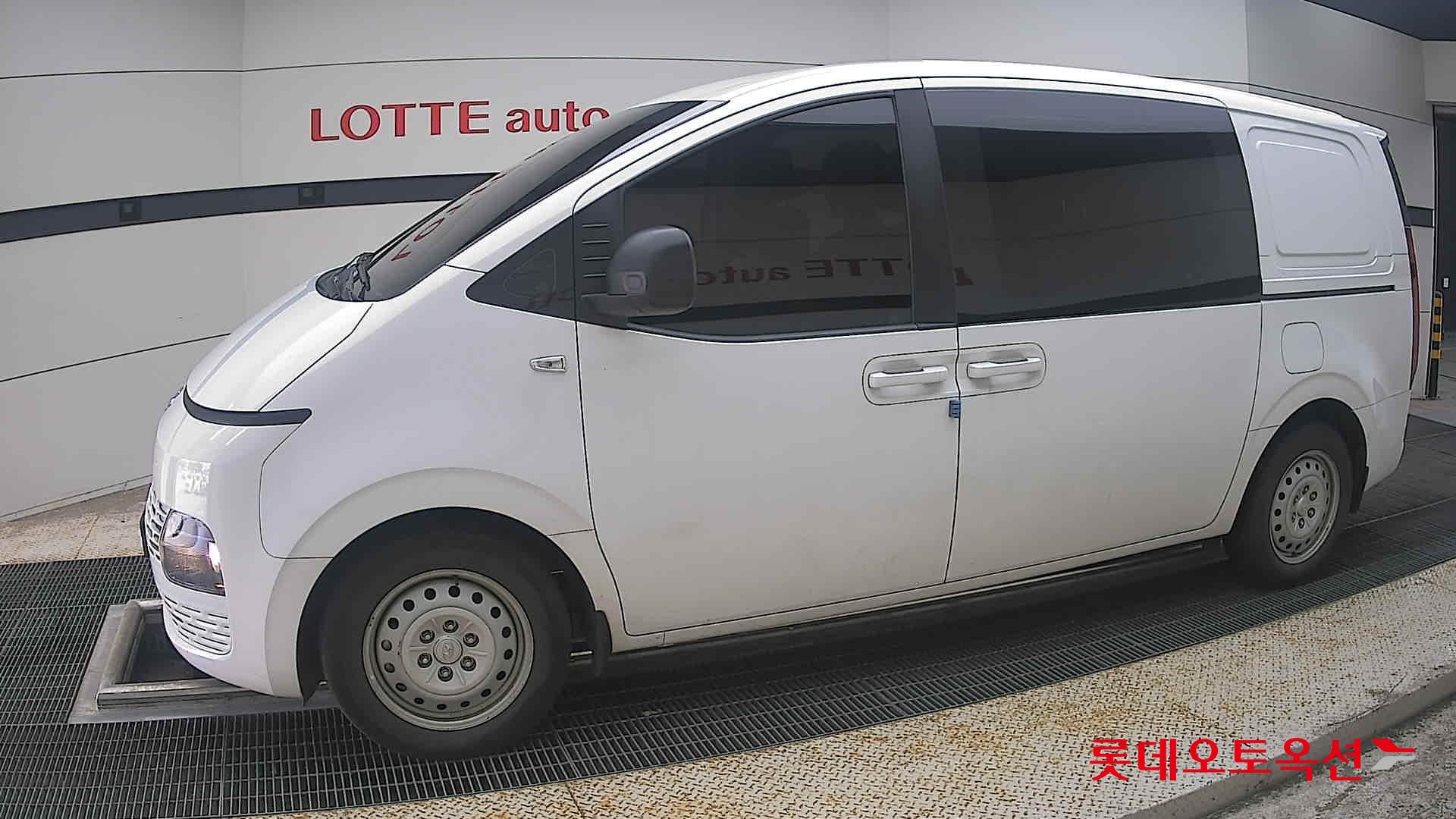 2023 - hyundai staria
