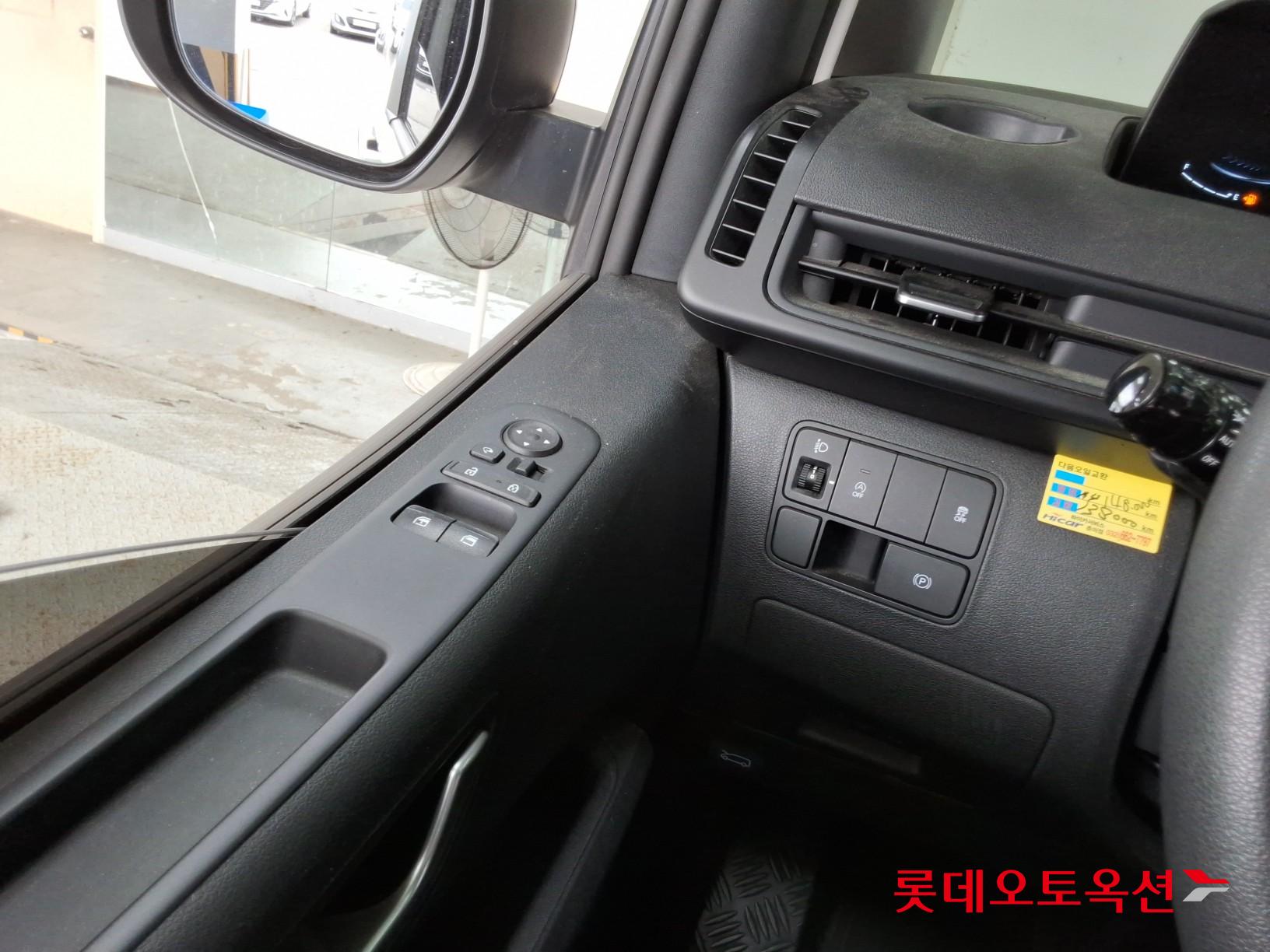 2023 - hyundai staria