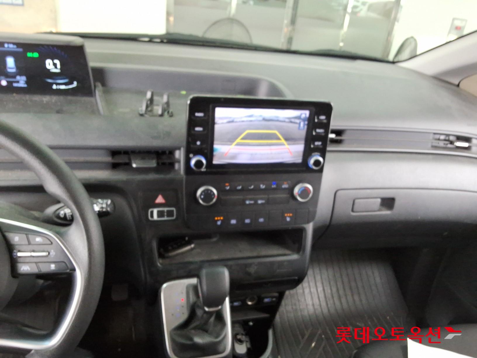 2023 - hyundai staria