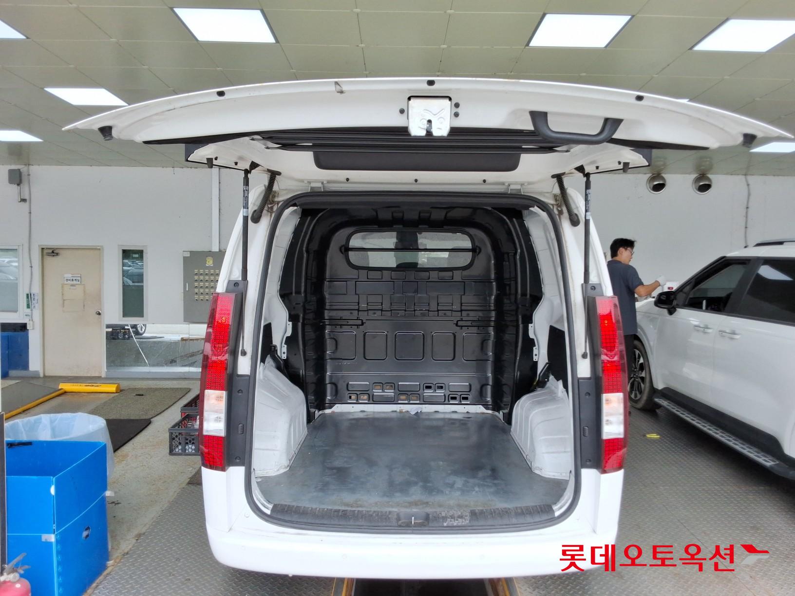 2023 - hyundai staria