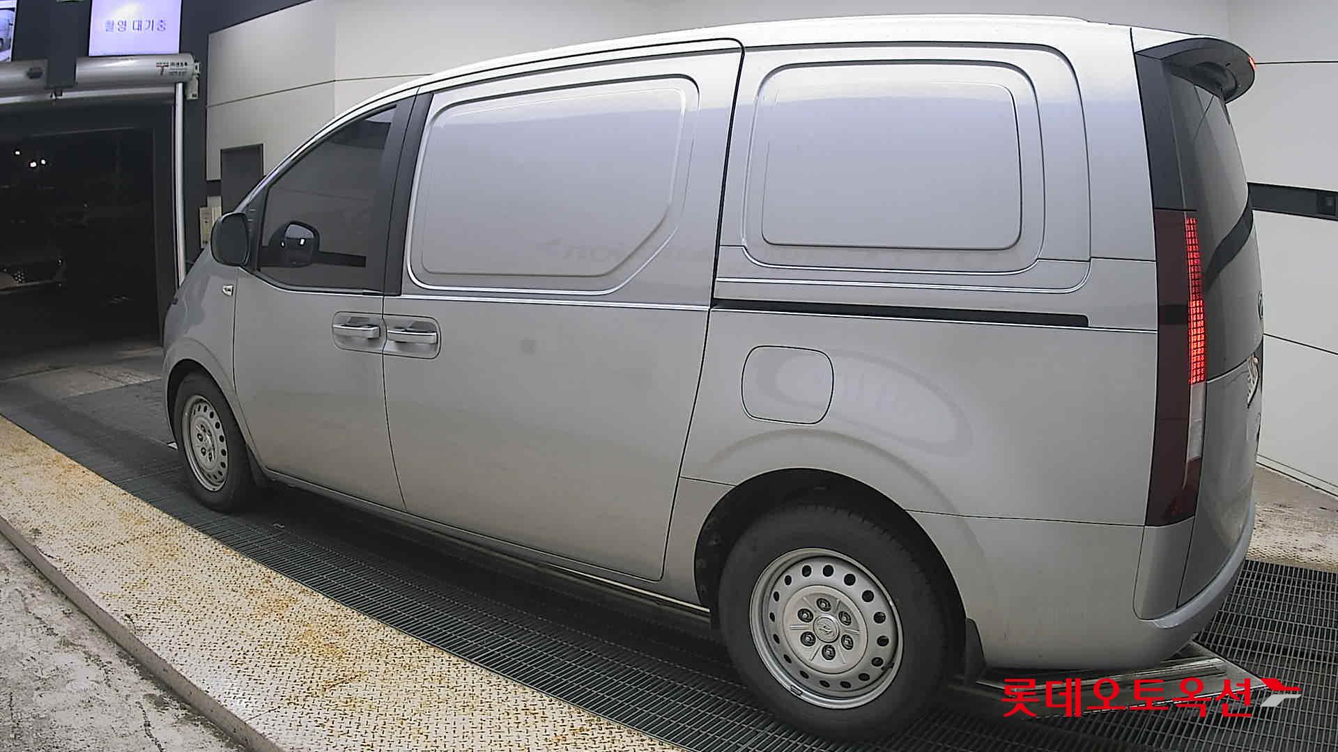 2022 - hyundai staria