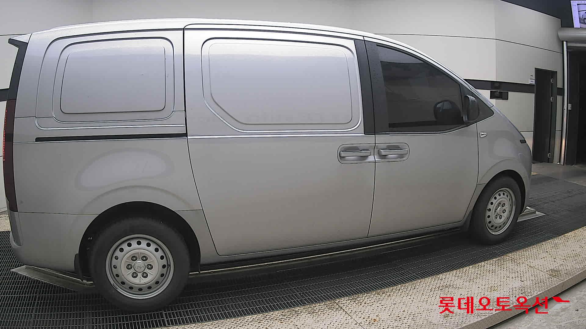 2022 - hyundai staria