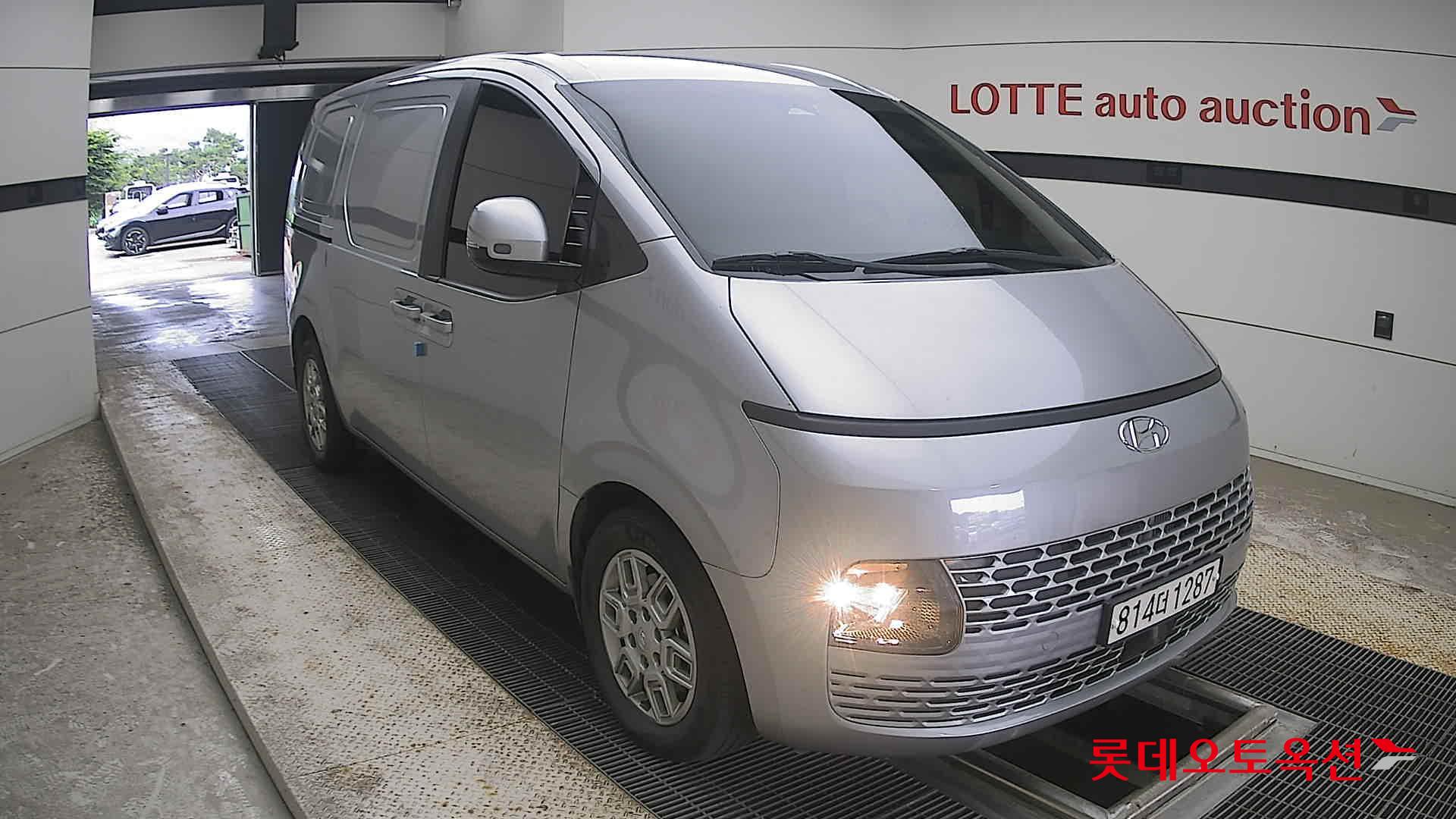 2023 - hyundai staria