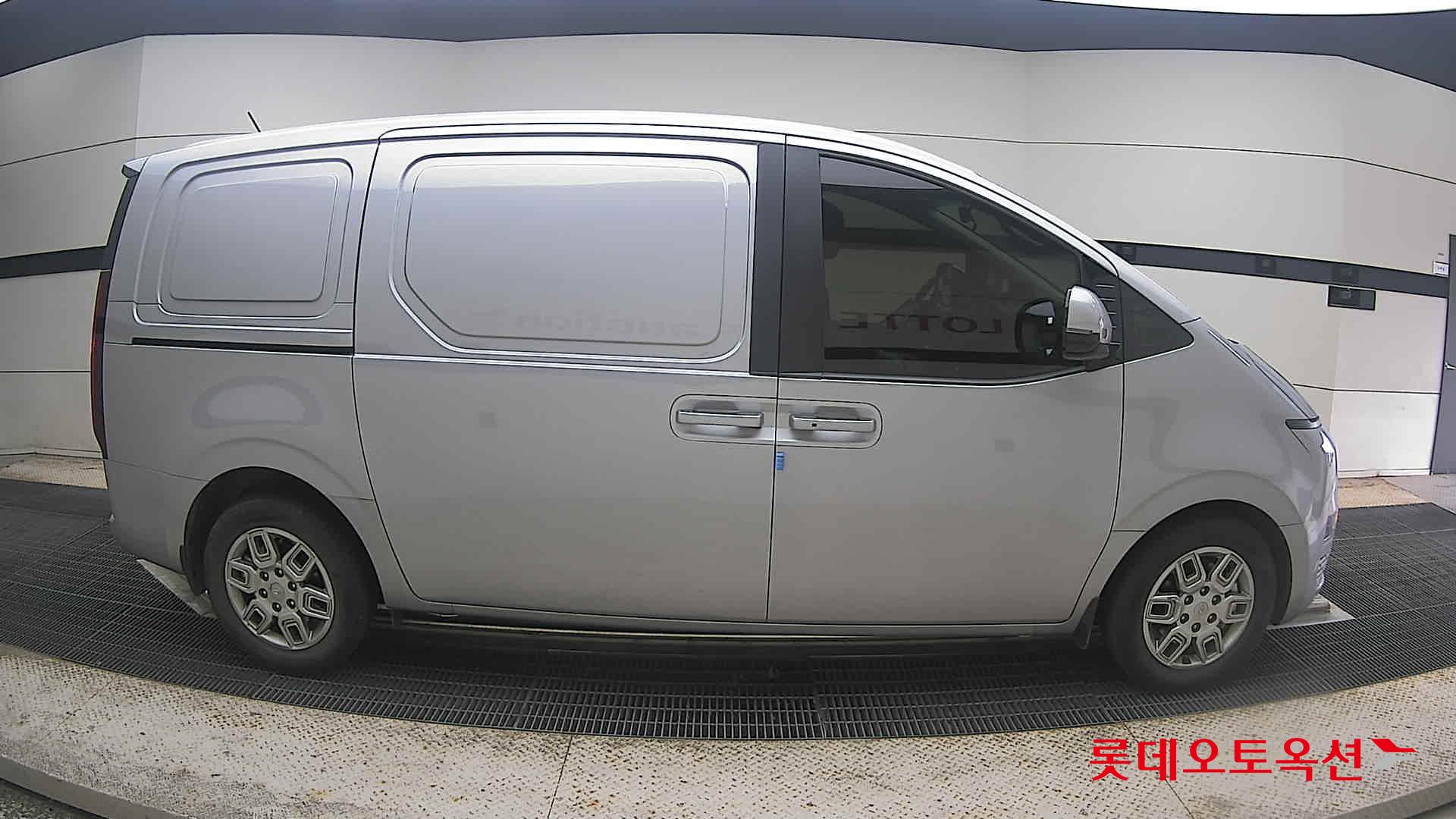 2023 - hyundai staria