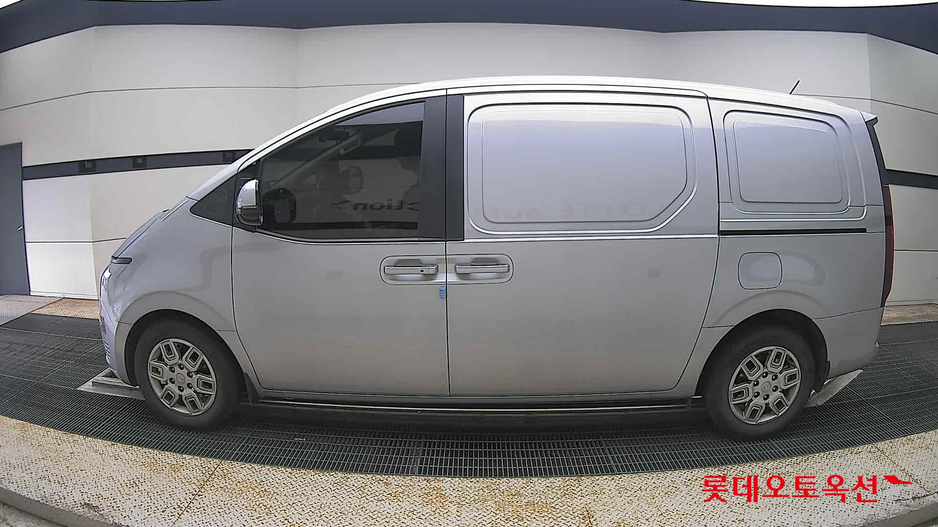 2023 - hyundai staria