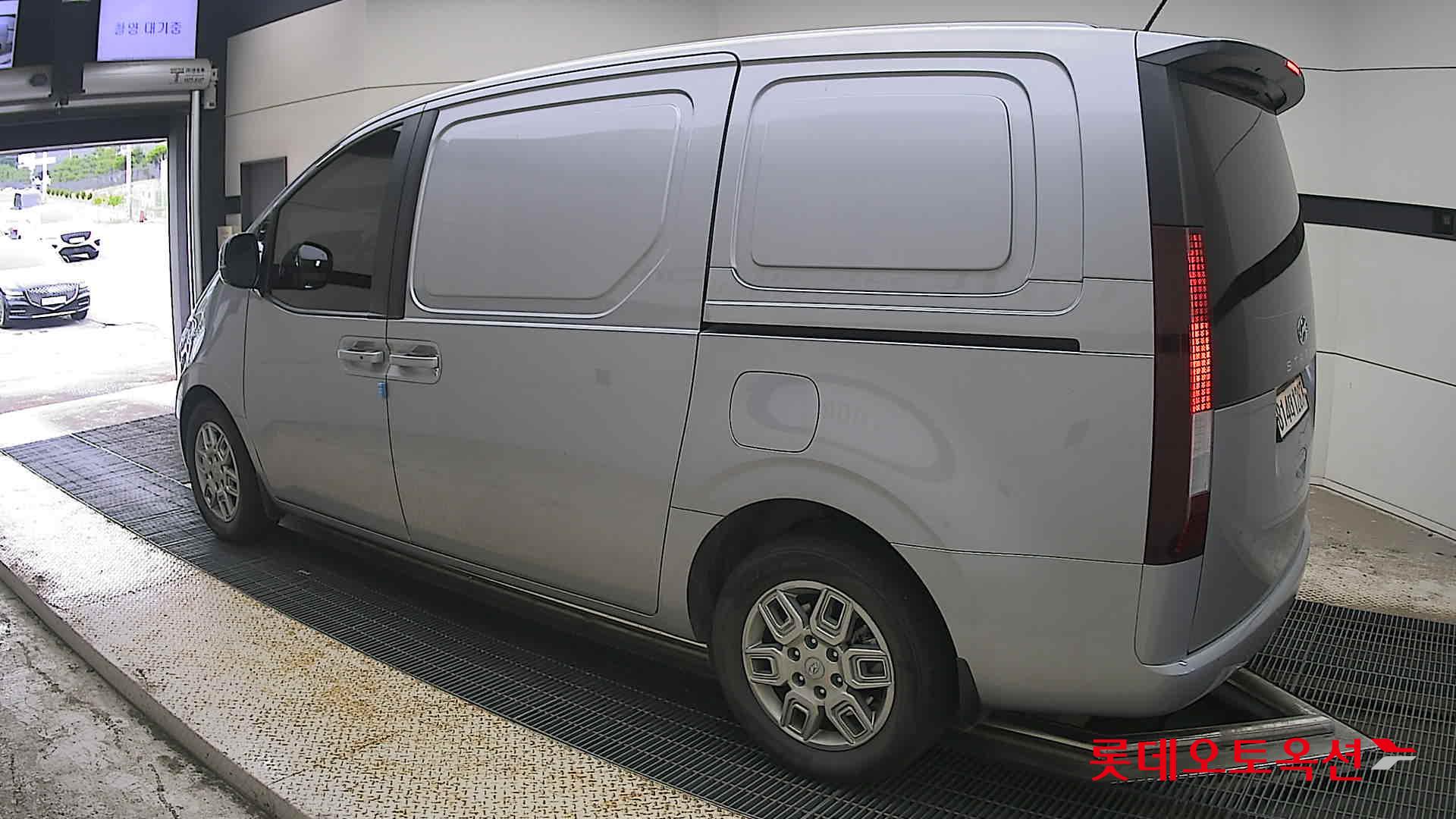 2023 - hyundai staria