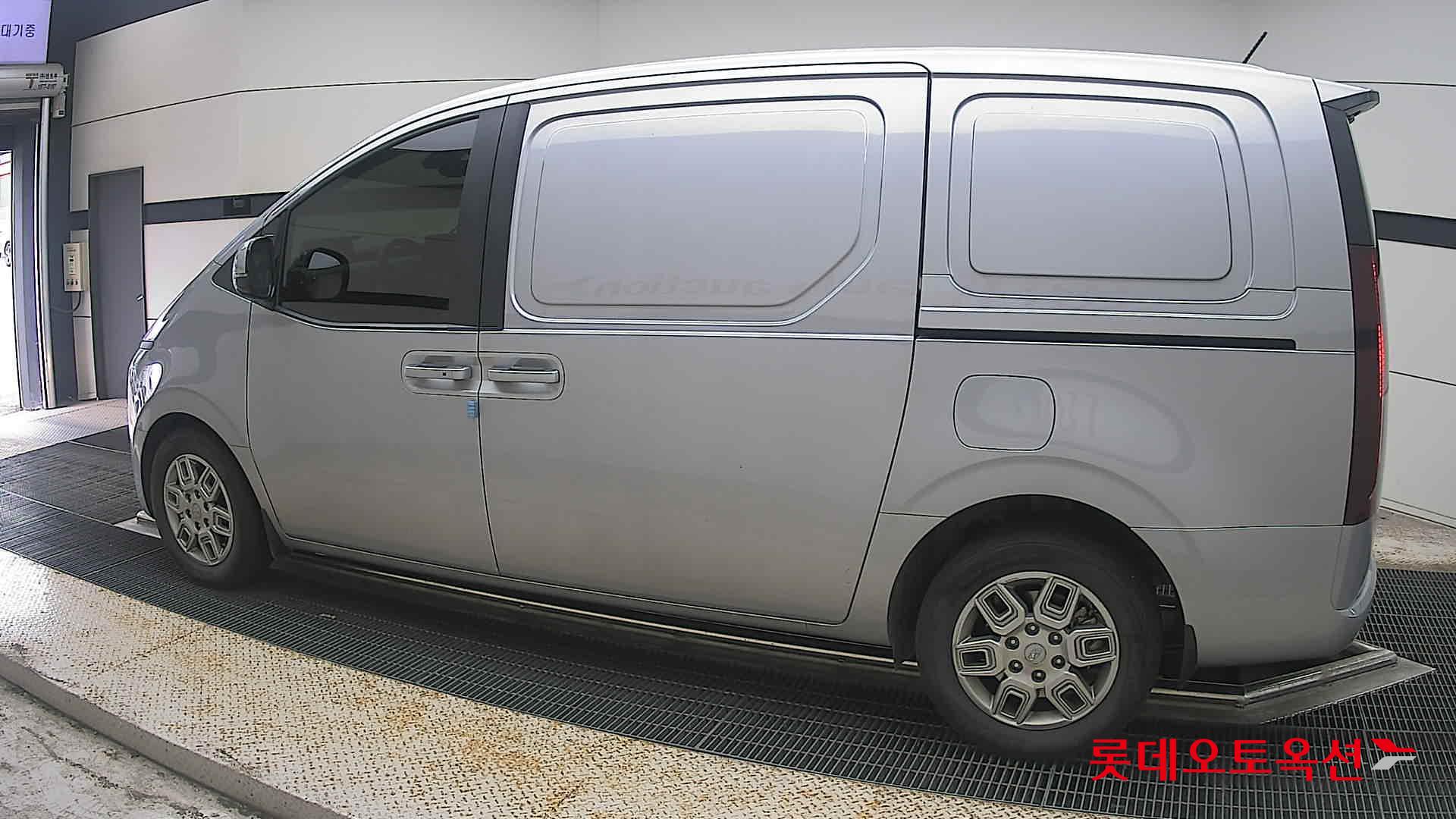 2023 - hyundai staria