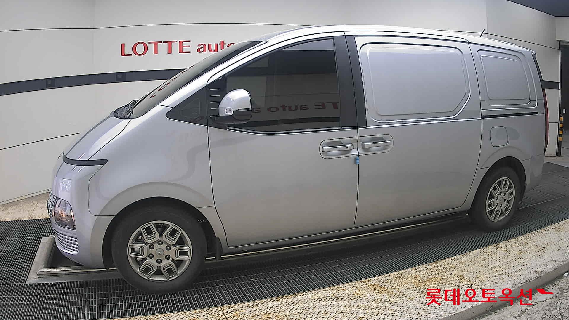 2023 - hyundai staria