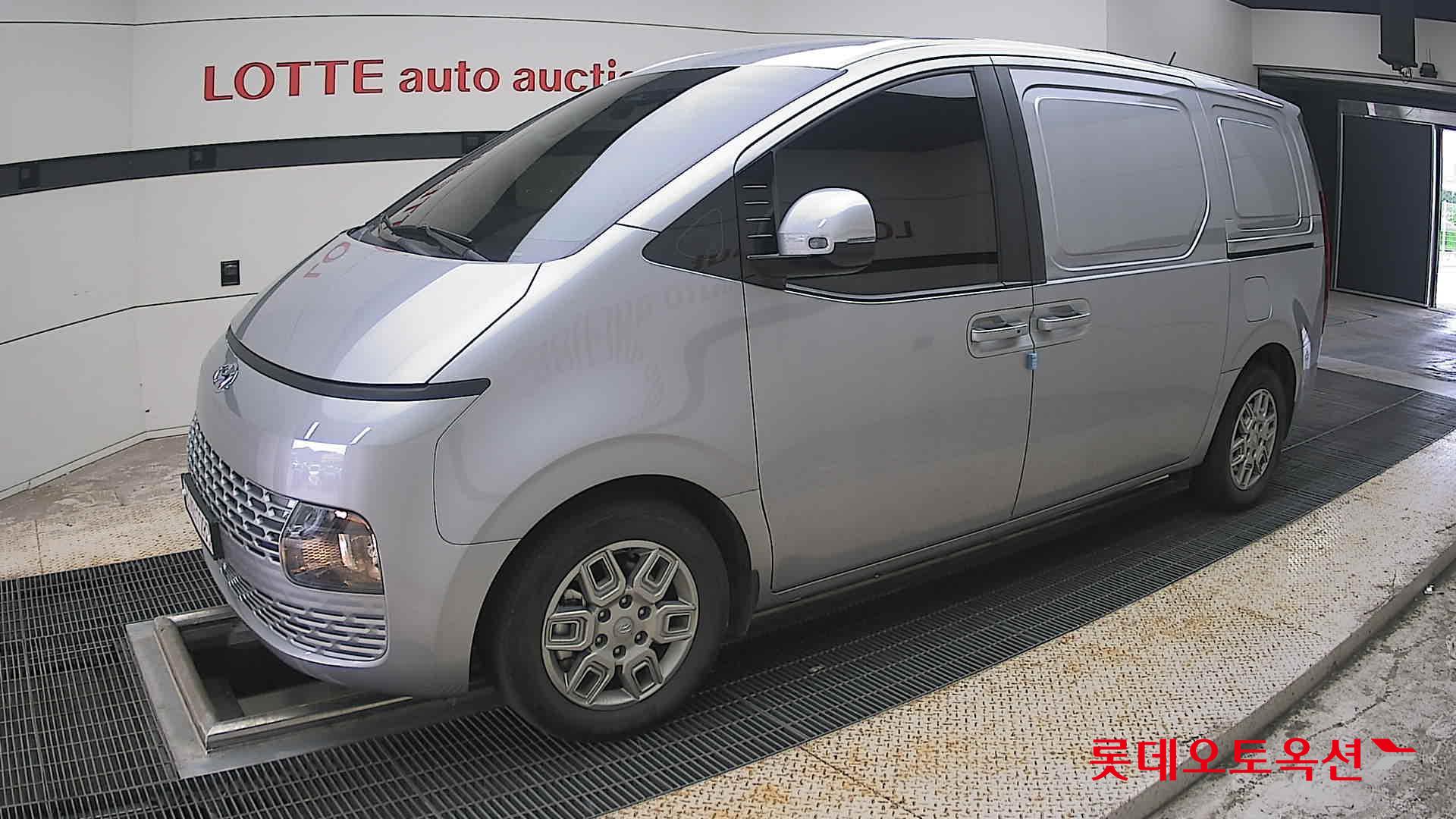 2023 - hyundai staria